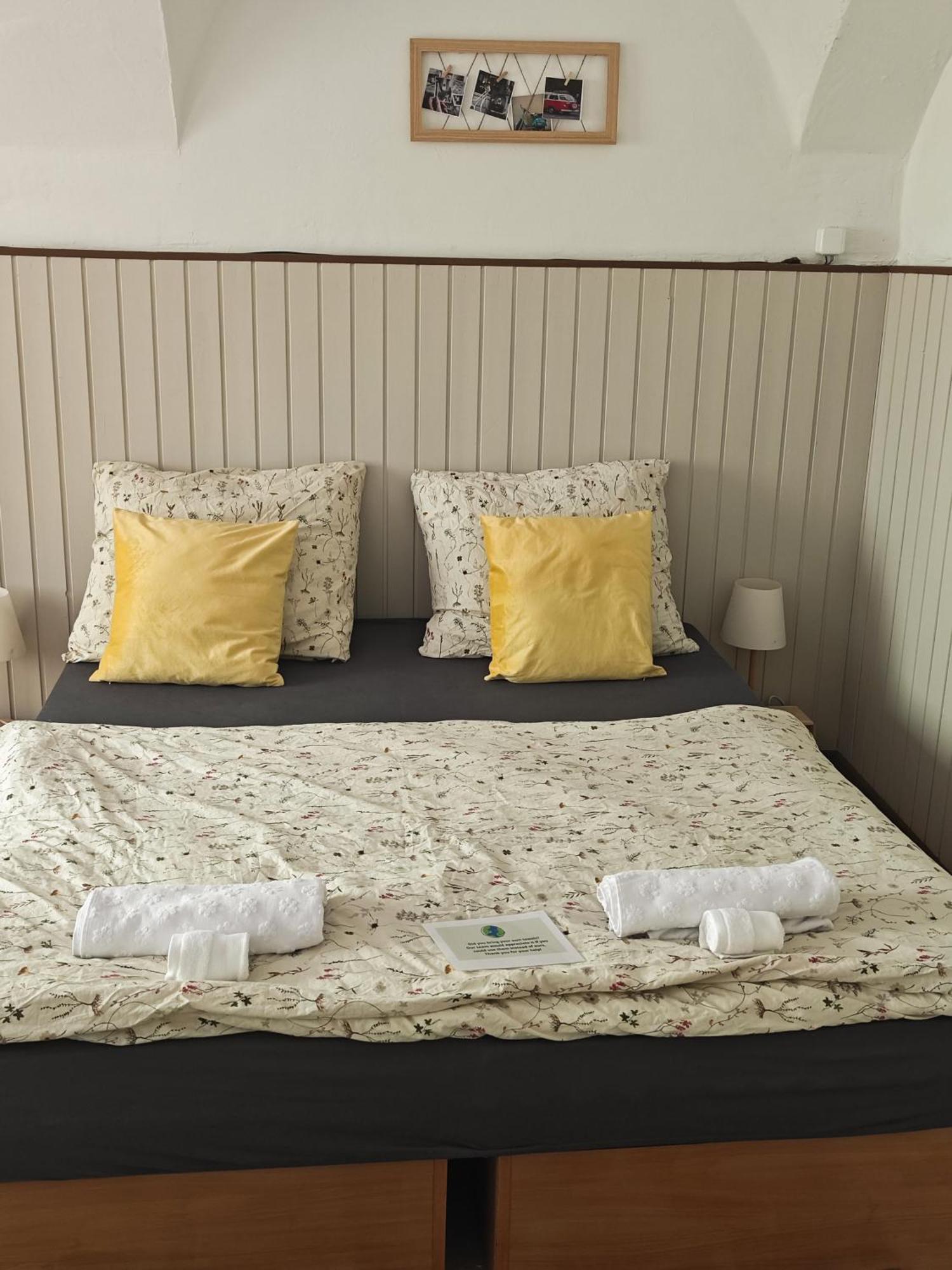 Vintage Room With Garden View Bratislava Exterior foto